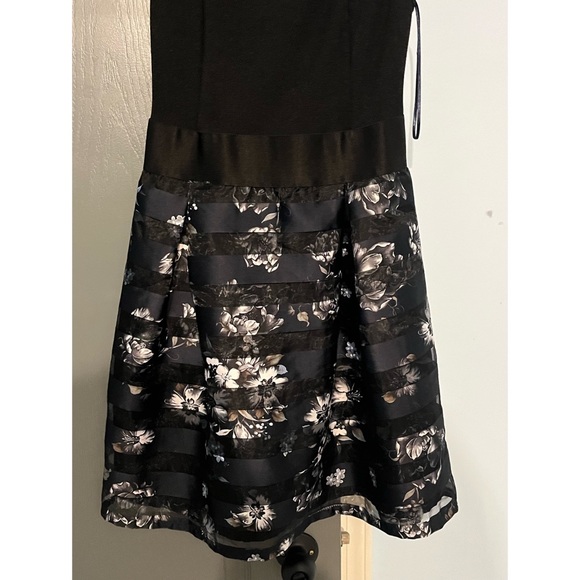 Sweetheart Dress with Flower design - Picture 3 of 4